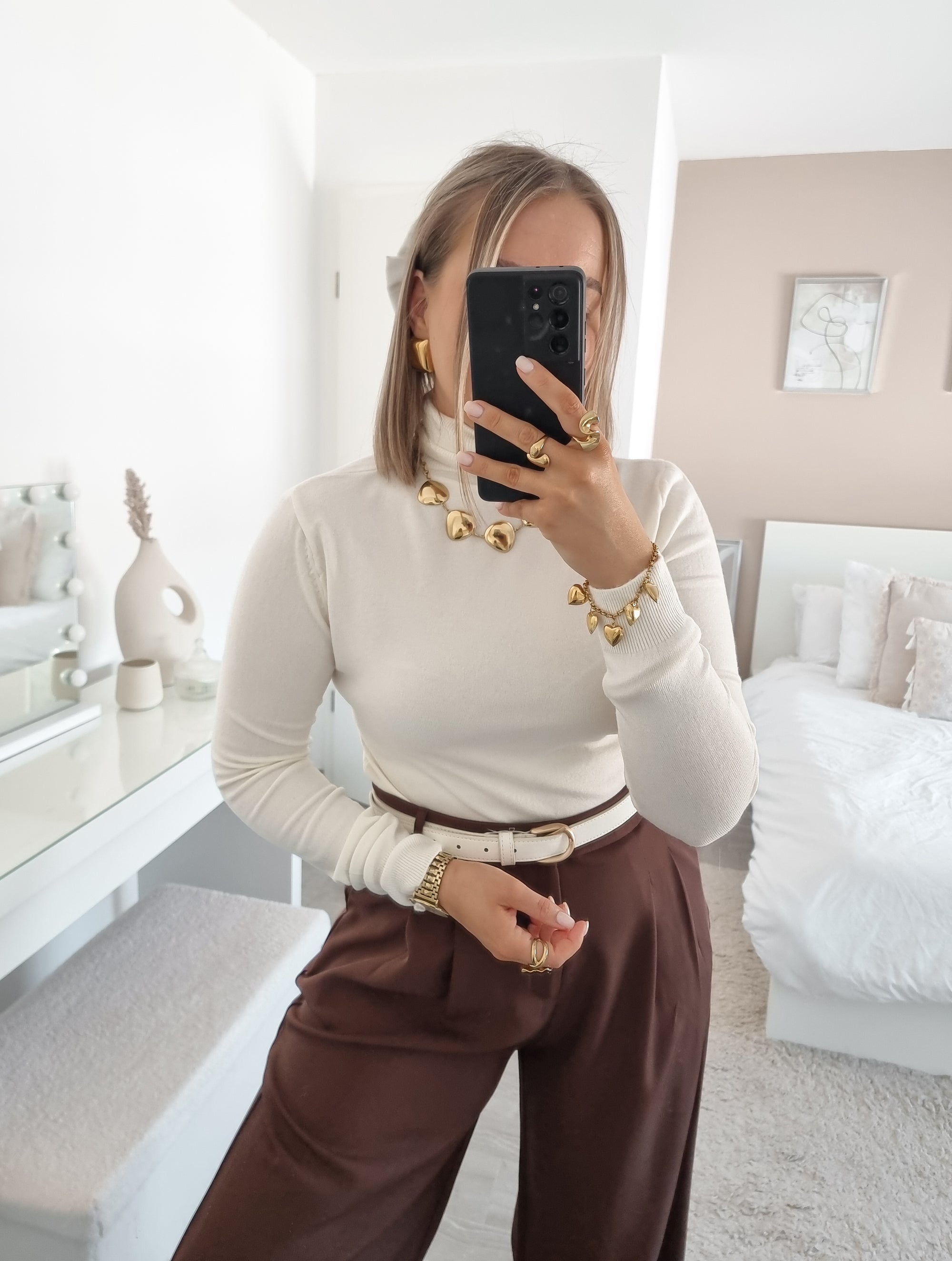 Pull moulant col roulé