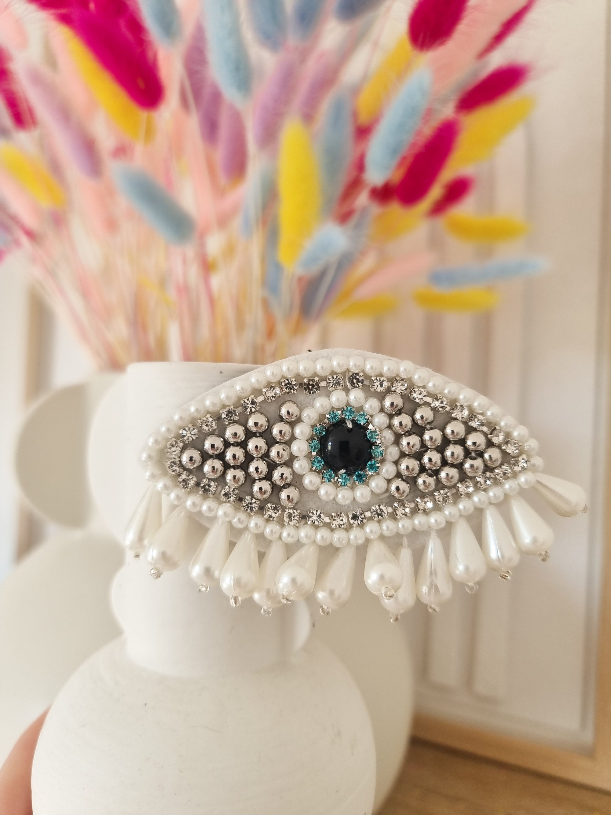Broche œil perles