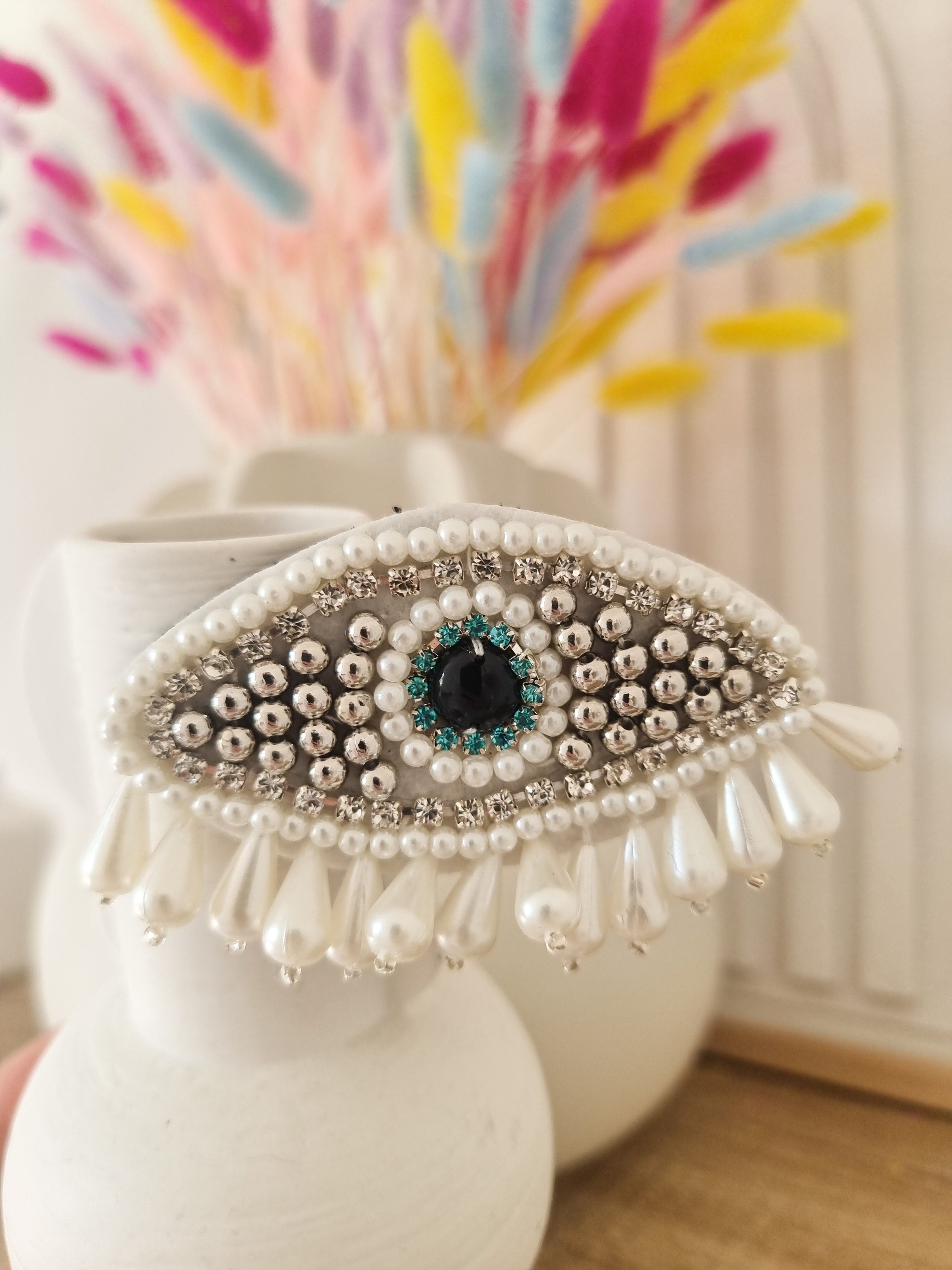 Broche œil perles